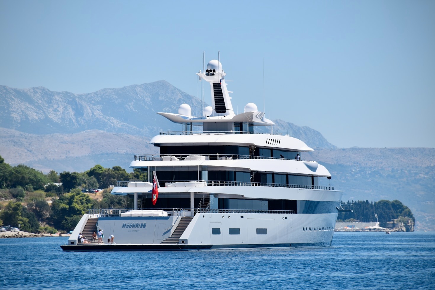 The Ultimate Guide for Starting as a Yacht Stewardess